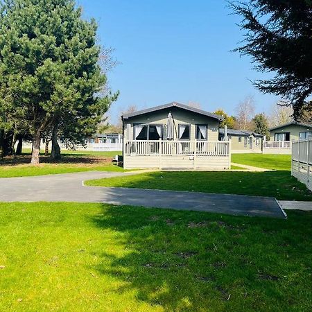 Reynards Retreat Lodge With Hot Tub Barmby on the Moor Exterior photo