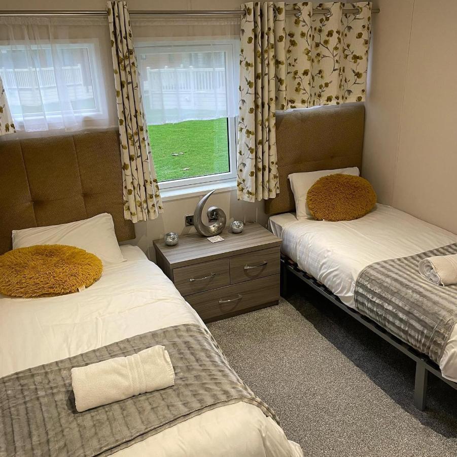 Reynards Retreat Lodge With Hot Tub Barmby on the Moor Exterior photo