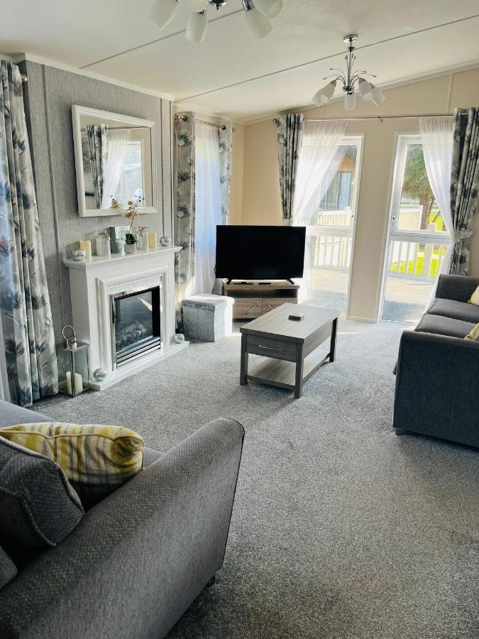 Reynards Retreat Lodge With Hot Tub Barmby on the Moor Exterior photo